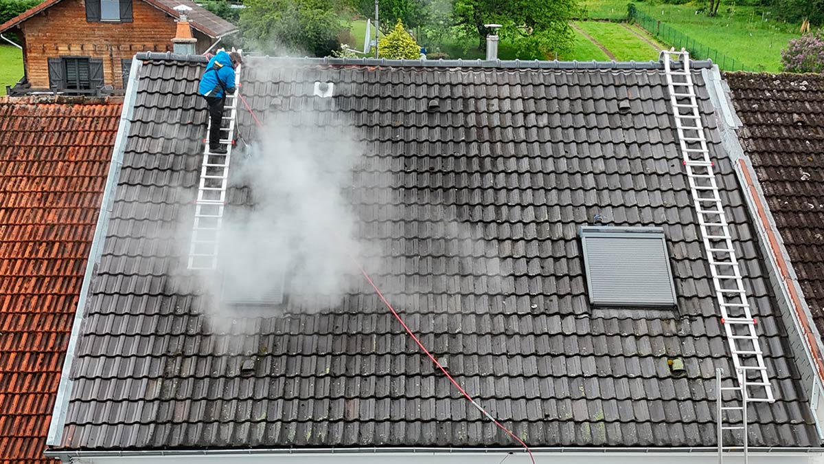 Application d'un traitement hydrofuge sur toiture après nettoyage vapeur en Alsace